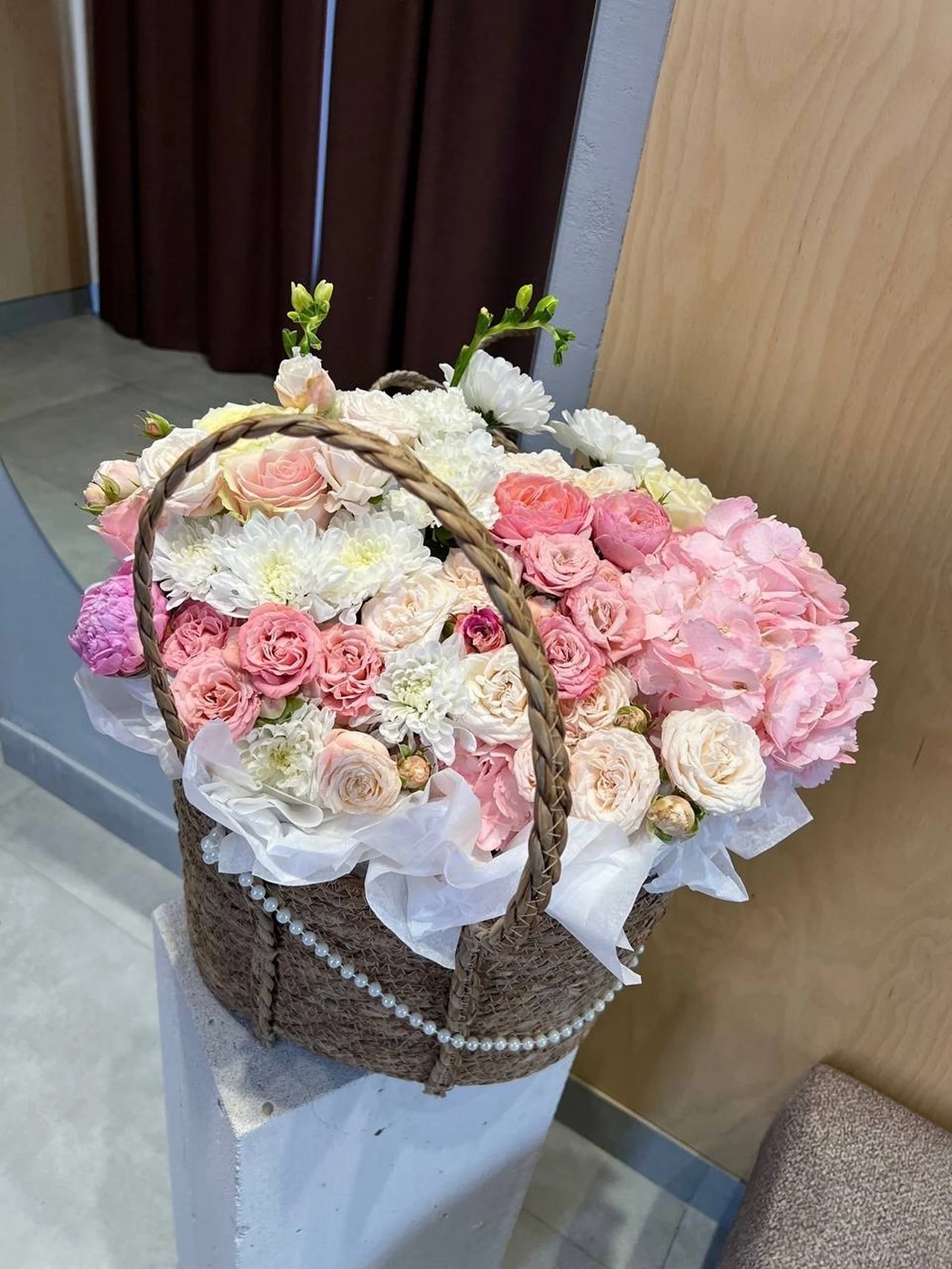 Реальная цветочная корзина IRISFLO в розово-белой гамме